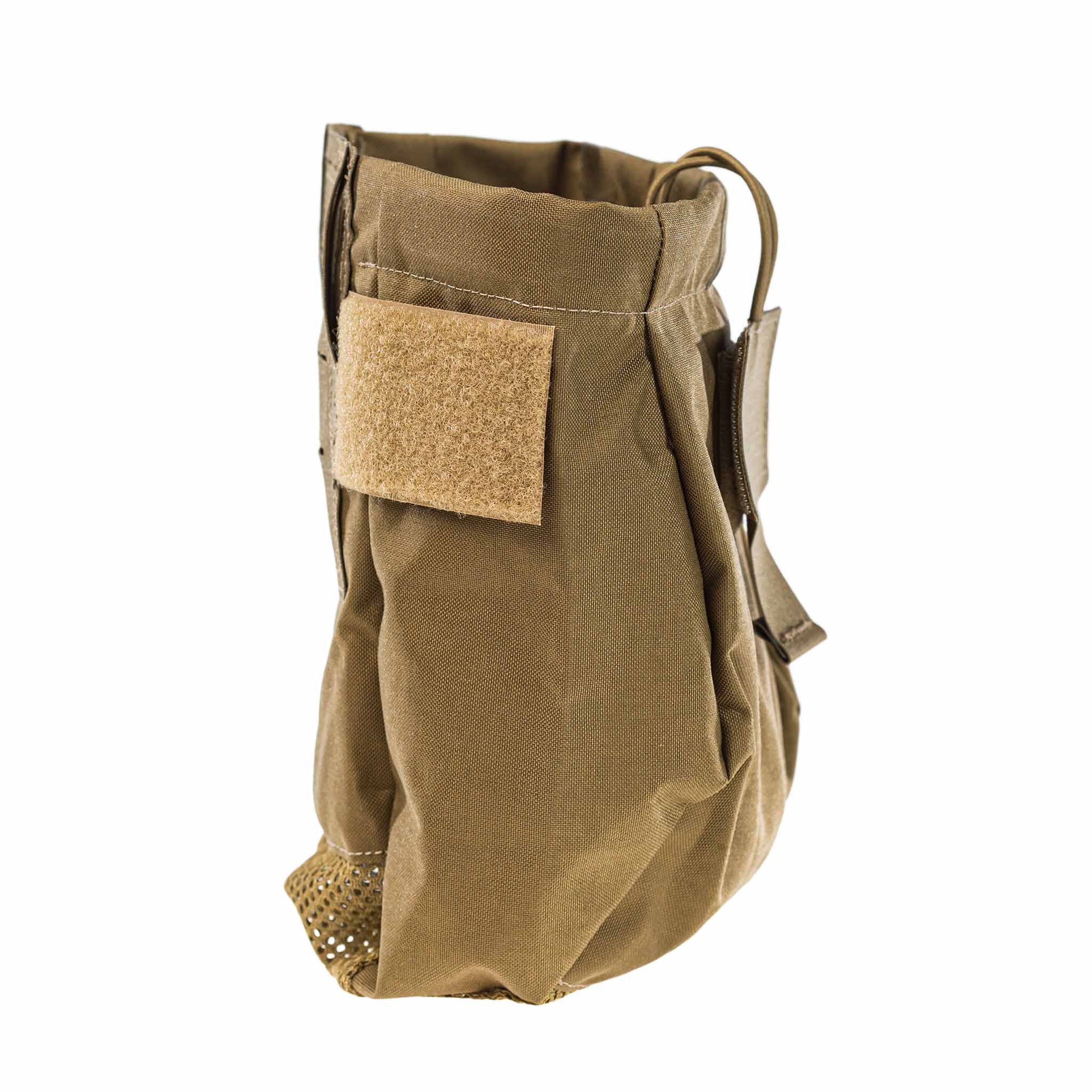 Airsoft-Molle-Dump-Pouch in Coyote Brown, mit Klettverschluss und Mesh-Boden, zur leichten Befestigung und Entleerung.