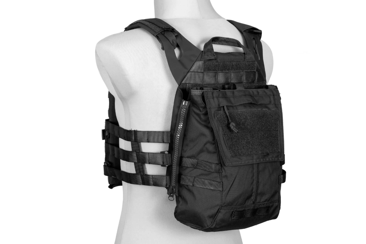 Schwarzer Airsoft-Rucksack mit MOLLE-System auf Puppe, seitlich dargestellt.