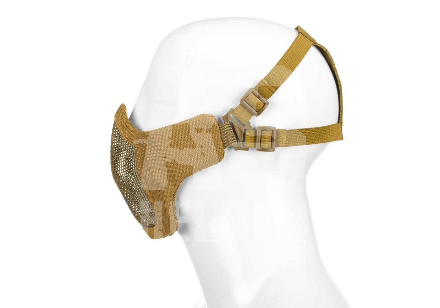 Tarnfarbene Airsoft-Maske aus Mesh und Stoff, Seitenansicht auf Modellkopf.