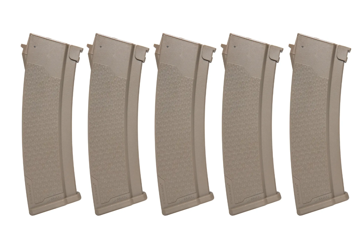 Fünf beige Airsoft-Magazine in einer Reihe, seitlich gezeigt.