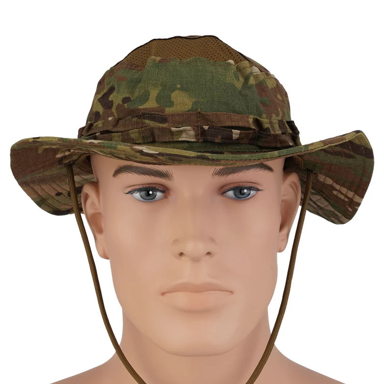 Tarnfarbener Boonie-Hut mit Kinnriemen, auf einem Schaufensterkopf präsentiert. Ideal für Airsoft-Einsätze.