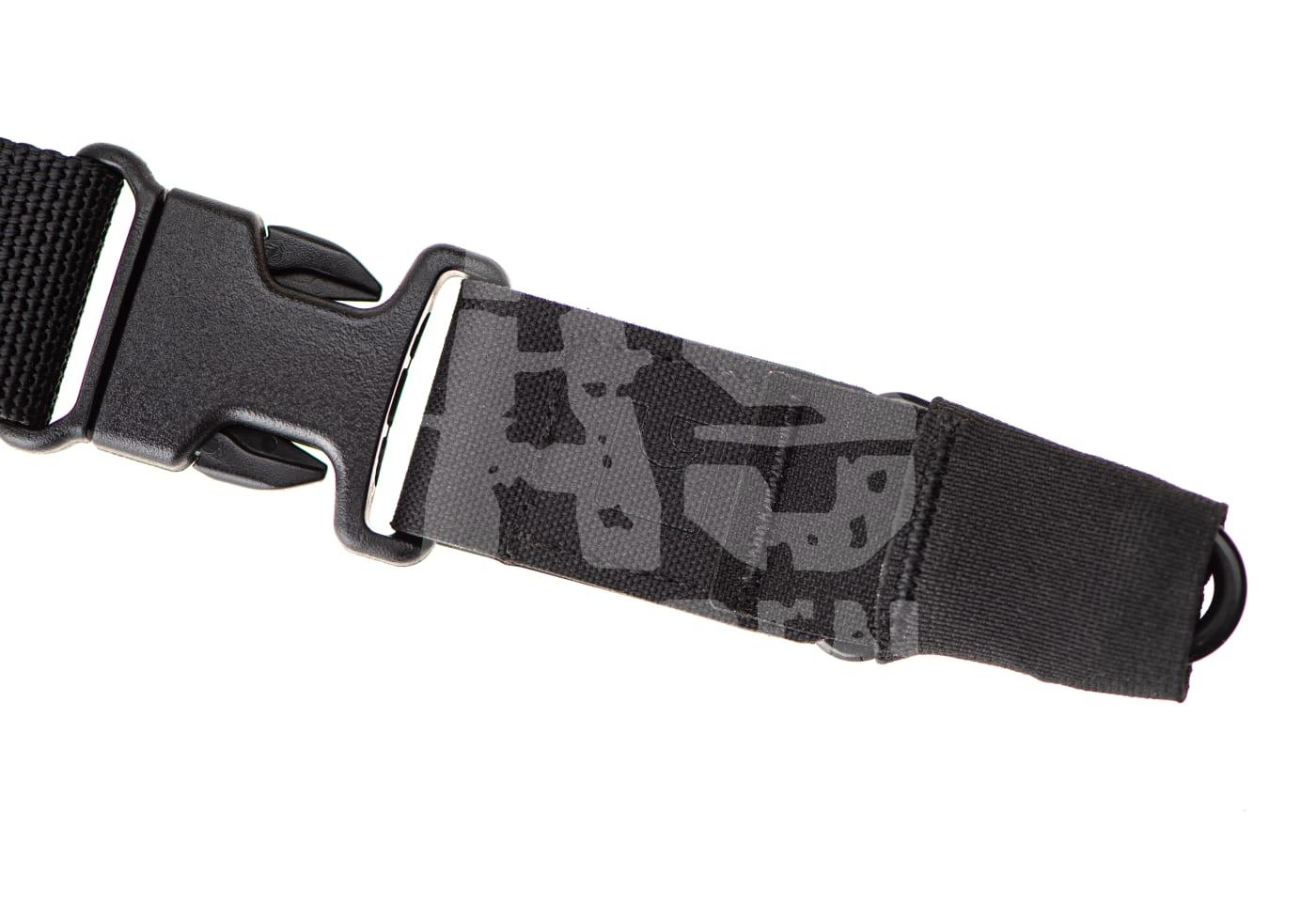 Schwarzer Airsoft-Riemenclip mit Camouflage-Muster und Kunststoffverschluss.
