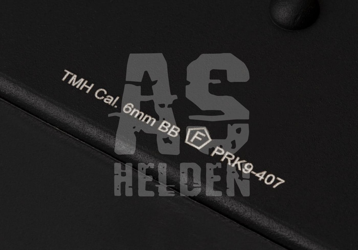 Nahaufnahme einer Gravur auf einem Airsoft-Gewehr: "TMH Cal. 6mm BB", Modellnummer PRK9-407.