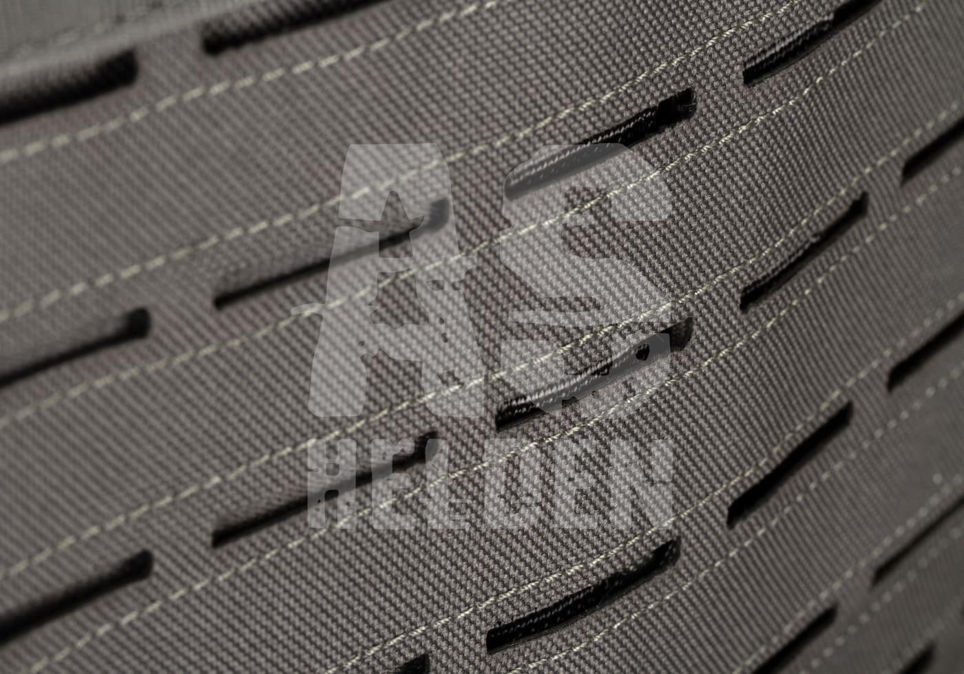 Reaper Plate Carrier Nahaufnahme von taktischem Stoff mit Schlitzen, ideal für Airsoft-Zubehörbefestigung.