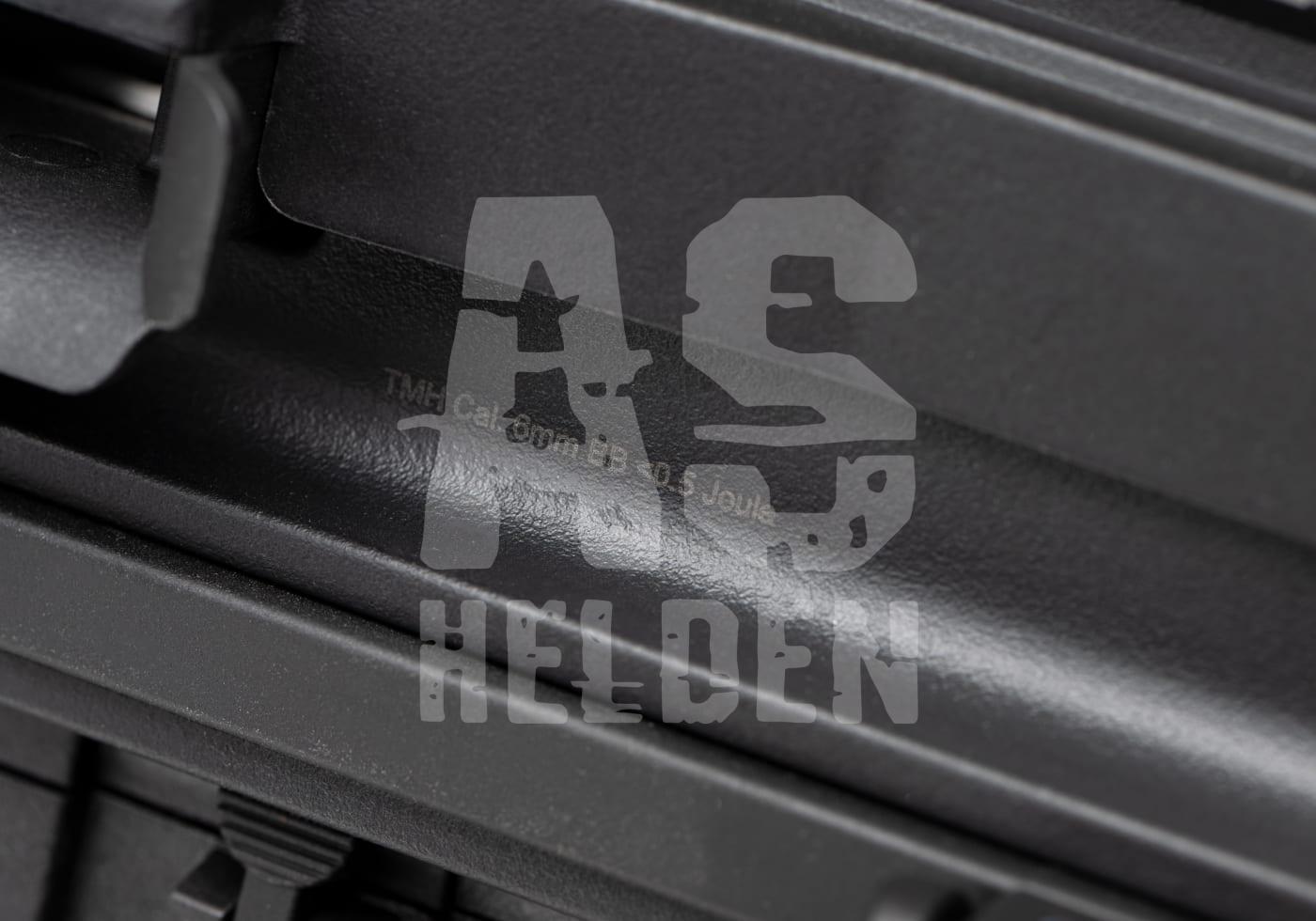 Detailansicht eines schwarzen Airsoft-Gewehrs mit „AS Helden“-Logo auf der Oberfläche.