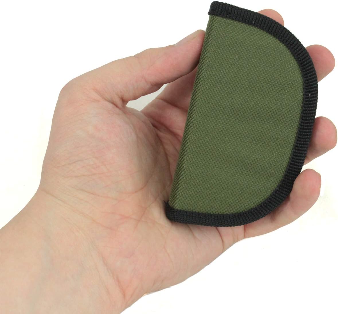 Hand hält grünes, gebogenes Etui mit schwarzem Rand für Airsoft-Zubehör.