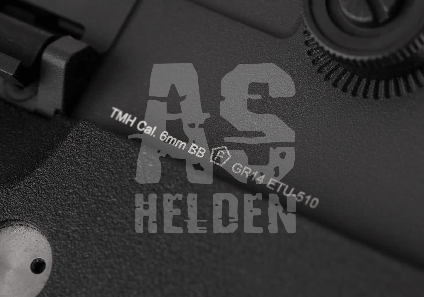 G&G GR14 E.T.U. S-AEG - ab 18 Jahren Nahaufnahme einer Airsoft-Waffe mit Gravur "TMH Cal. 6mm BB GR14 ETU-510" und Airsoft Helden Logo.