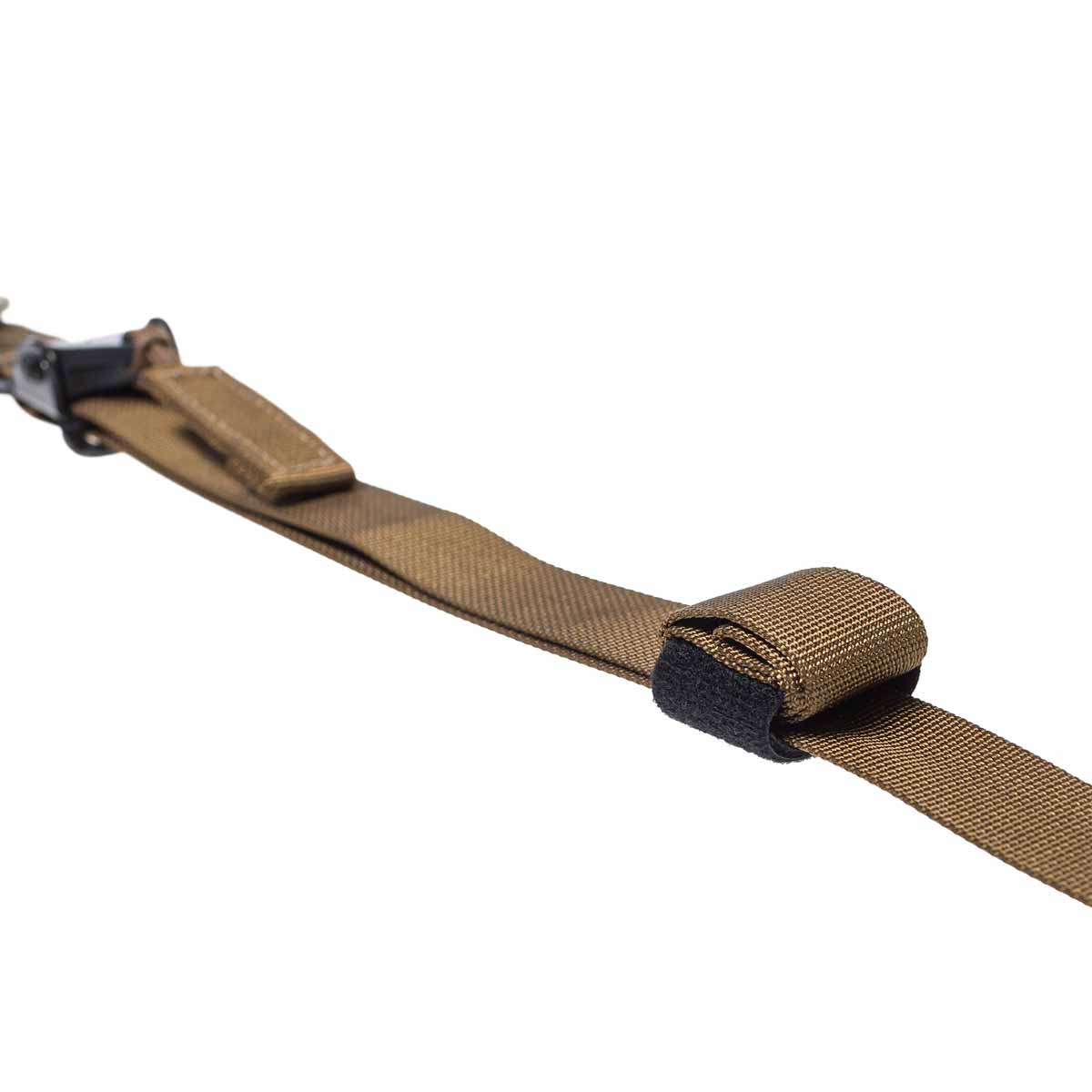 Brauner Airsoft-Gurt mit verstellbarem Riemen und Schnalle, seitlich fotografiert.