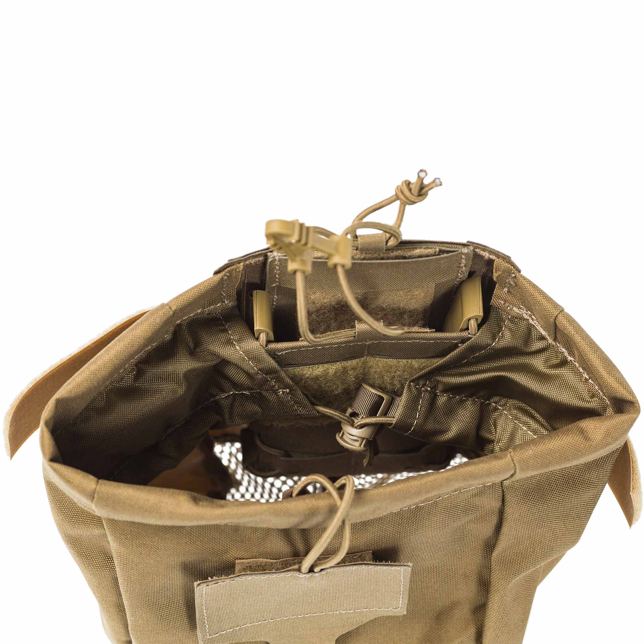 Coyote-braune Airsoft-Tasche mit Kordelzugverschluss und Molle-Befestigungssystem.