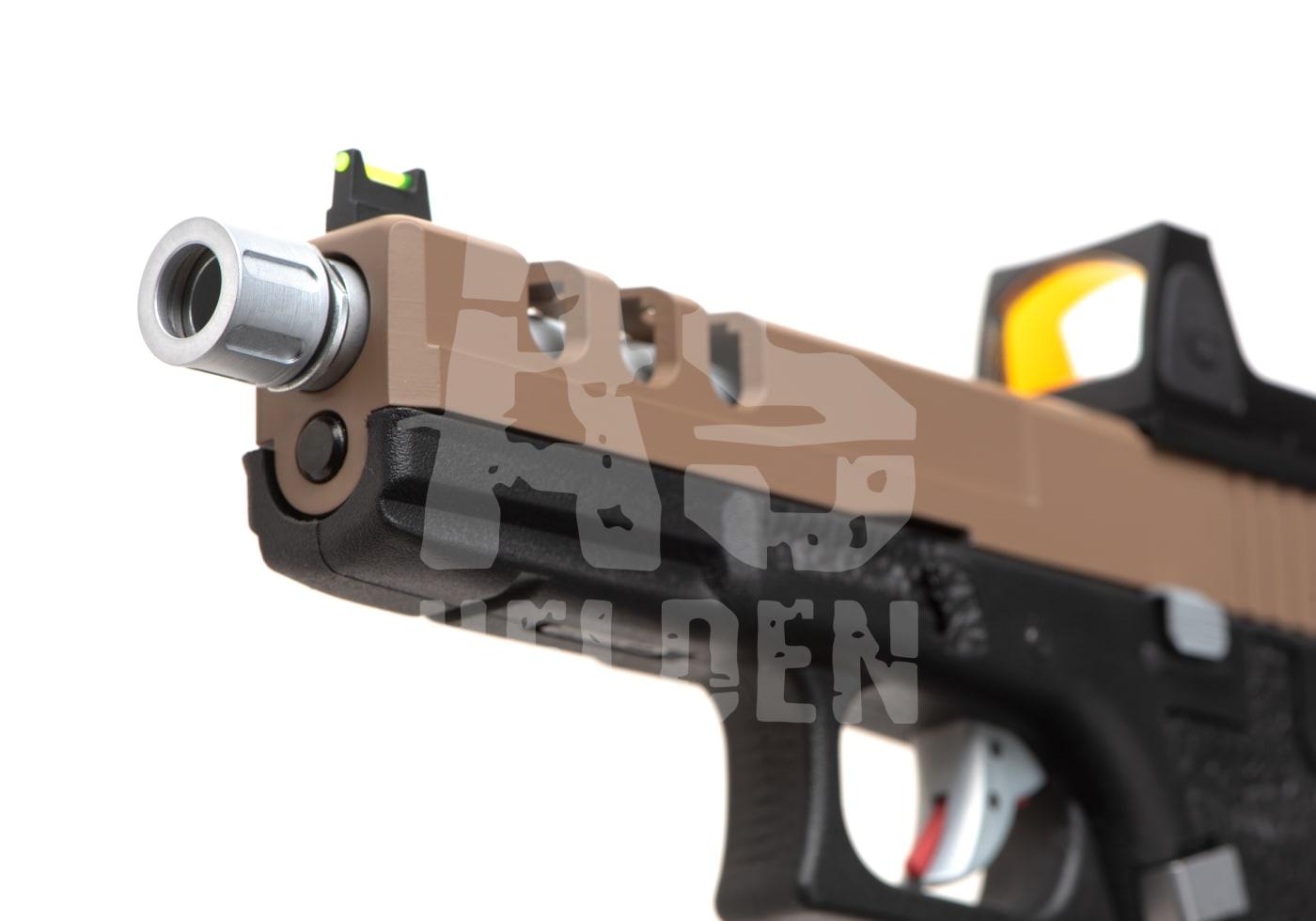 Nahaufnahme einer Airsoft-Pistole mit Schalldämpfer und Leuchtvisier, zweifarbiges Design.
