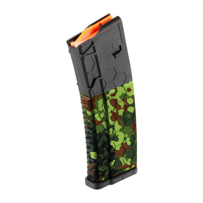GunsWrap AR15 / M4 Rifle Magazin Skins Airsoft-Magazin mit Camouflage-Muster und orangen Details, halbrunde Form für realistische Optik.