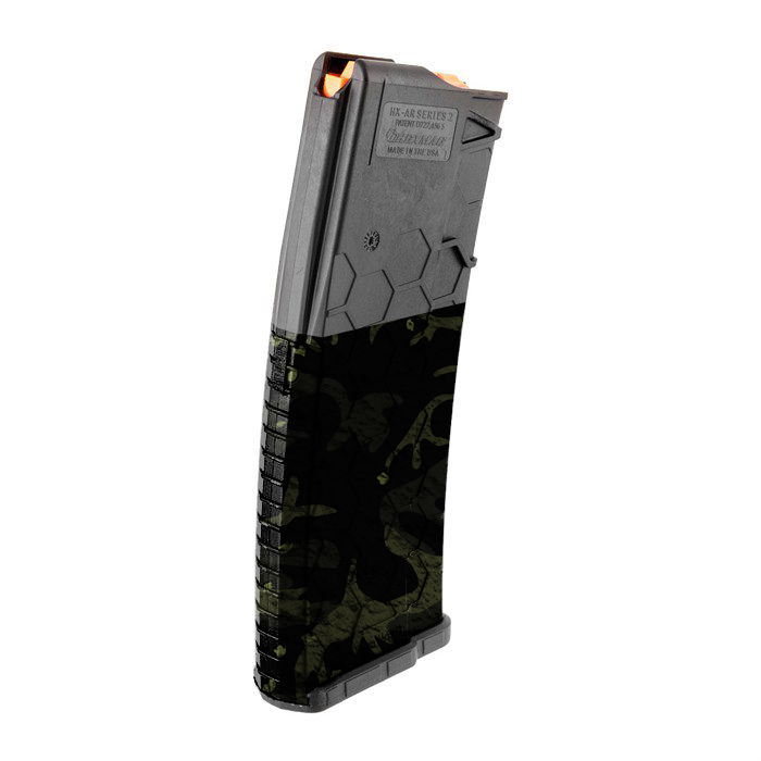 GunsWrap AR15 / M4 Rifle Magazin Skins Airsoft-Magazin mit schwarzem und grünem Tarnmuster, sechseckige Struktur oben.