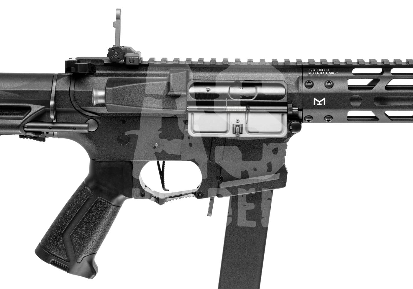 Airsoft-Gewehrnahaufnahme: schwarzer Körper, taktischer Griff und M-LOK-Schienen.