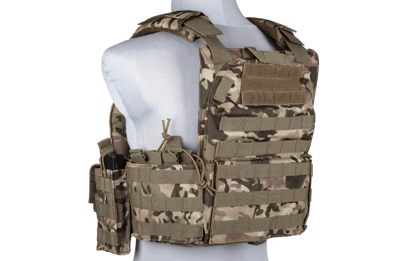 Taktische Weste in Multicam-Optik mit MOLLE-System und Magazintaschen, zur Ausrüstung beim Airsoftspielen.