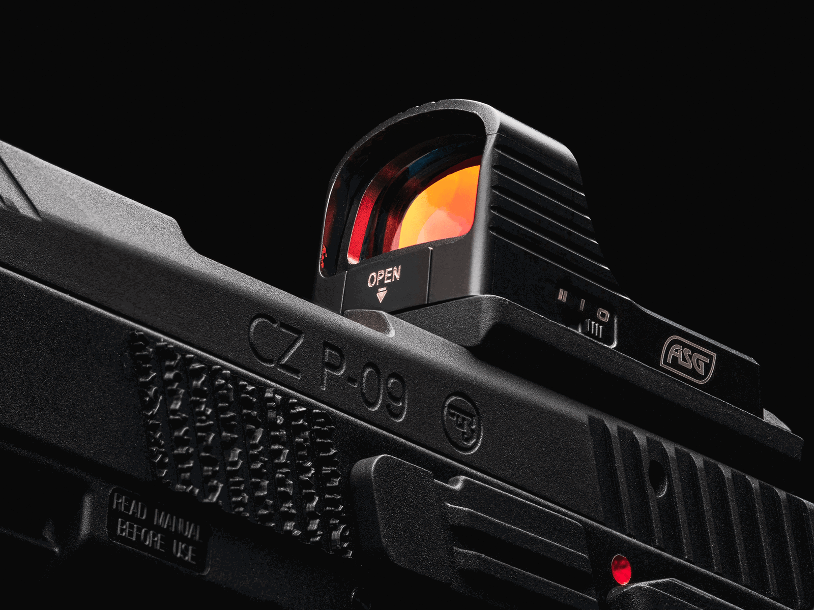 Nahaufnahme einer CZ P-09 Airsoft-Pistole mit montiertem Red Dot Visier.