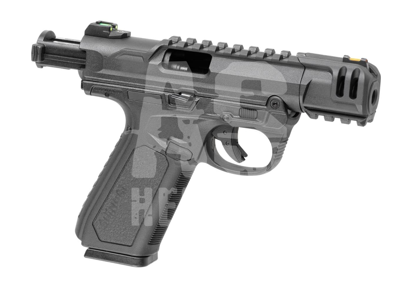 Action Army AAP01C GBB Semi Auto - ab 18 Jahren Schwarze Airsoft-Pistole mit Picatinny-Schiene und offenem Verschluss auf weißem Hintergrund.