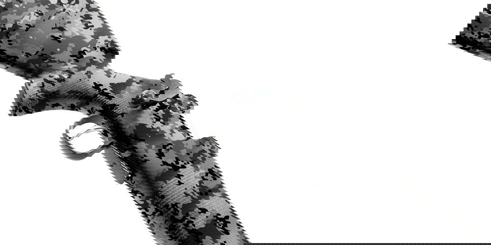 Airsoftgewehr mit schwarz-grauer Tarnung, Nahaufnahme des Griffes und Abzugs.