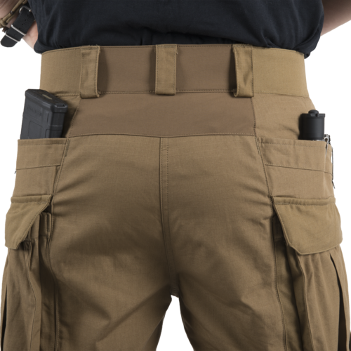 MBDU® Trousers - NyCo Ripstop - MultiCam Black™ Airsoft-Hose in Khaki mit taktischen Taschen, zwei Magazinen darin. Ansicht von hinten.