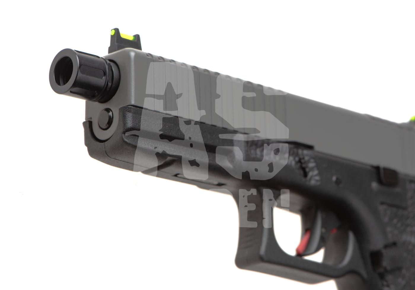 Airsoft-Pistole mit Kompensator, grauem Schlitten und grünen Visieren, Nahaufnahme der Mündung.