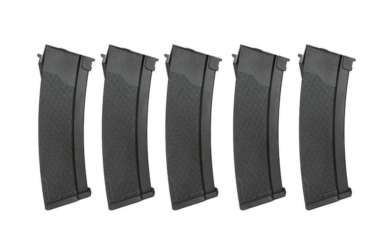 Fünf schwarze Airsoft-Magazine in einer Reihe auf weißem Hintergrund.