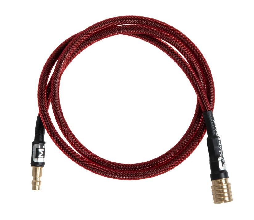 Rotes, geflochtenes Kabel mit Metallanschlüssen an beiden Enden, in einer Schleife gelegt.