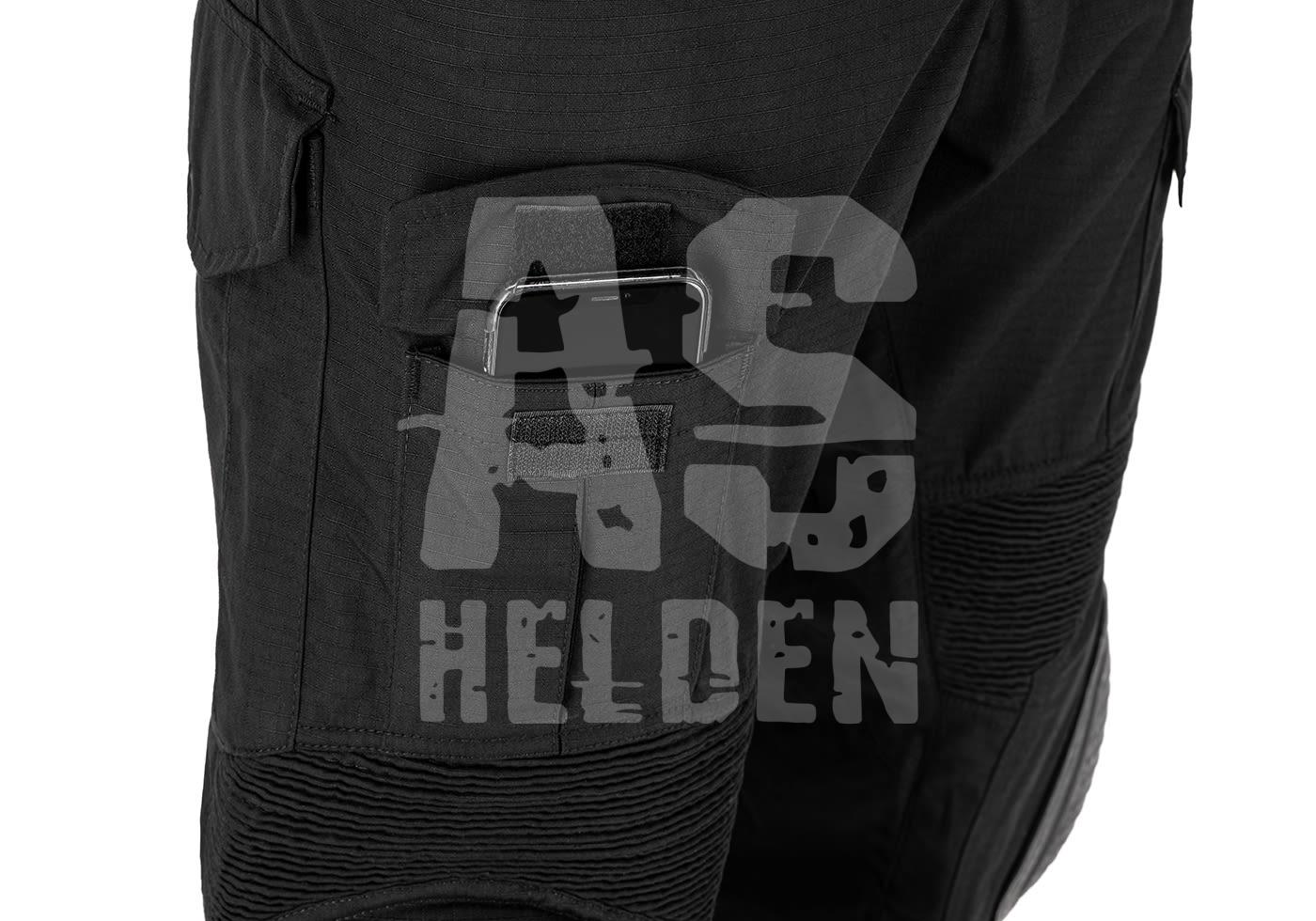 Schwarze taktische Hose mit seitlicher Beintasche und Smartphone, Airsoft-Design.