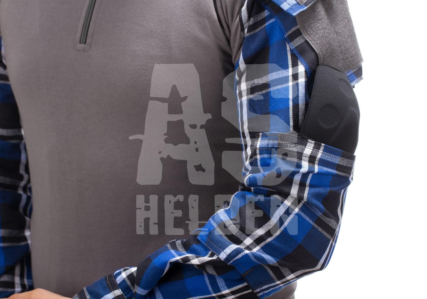 Flannel Combat Shirt Arm in blau-kariertem Hemd mit integriertem, schwarzen Ellbogenschoner für Airsoft.