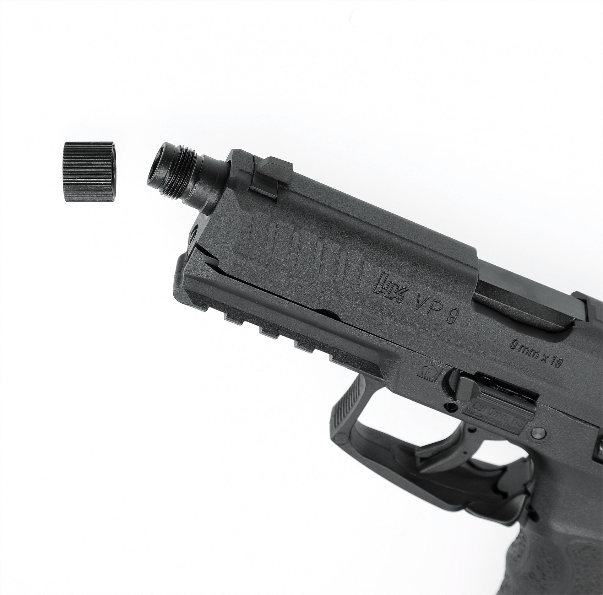 VFC Heckler & Koch VP9 Tactical black 6mm GBB - ab 18 Jahren HK VP9 Airsoft-Pistole mit abgenommenem Schalldämpferadapter, zeigt 9mm x 19 Markierung.