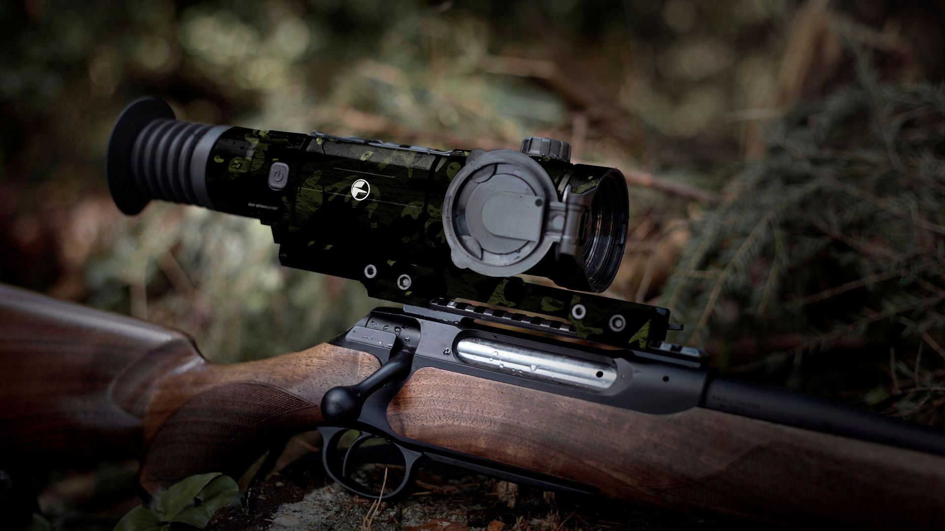 Zielfernrohr auf einem Gewehr im Wald, Fokus auf Optik und Tarnmuster.