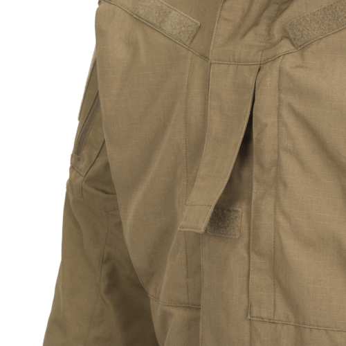 Kaki-farbene taktische Airsoft-Jacke mit Klettverschlüssen und stabilen Nähten.