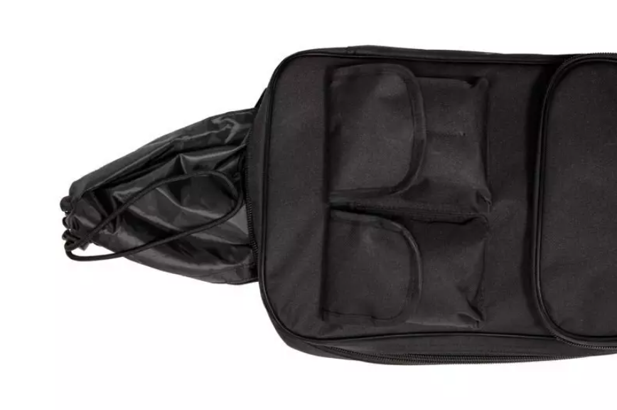 Schwarze Airsoft-Tasche mit mehreren Fächern und Reißverschlüssen, teilweise geöffnet.