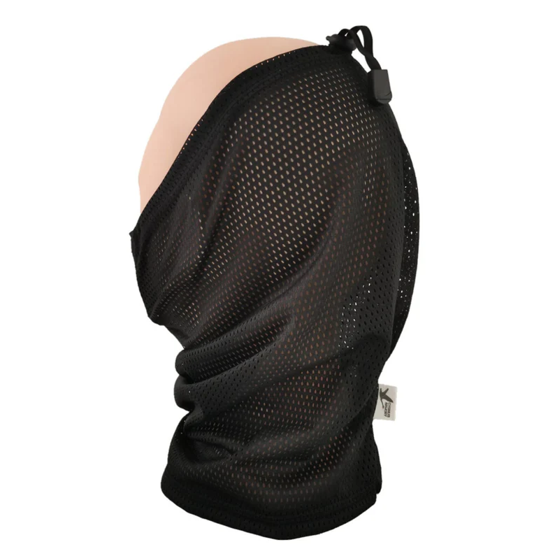 Schwarze, atmungsaktive Airsoft-Headwrap mit verstellbarem Verschluss auf einem Kopfmodell.