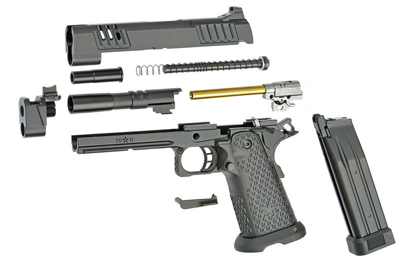 Zerlegte Airsoft-Pistole mit Schlitten, Lauf, Magazin und Einzelteilen auf weißem Hintergrund.