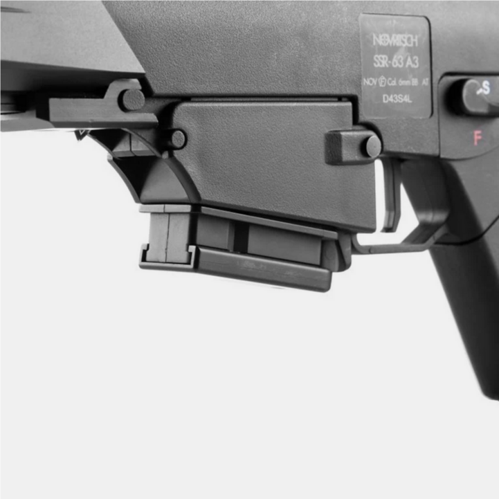 Airsoft-Gewehr mit Magazin und Sicherungshebel, Nahaufnahme des unteren Gehäuses.