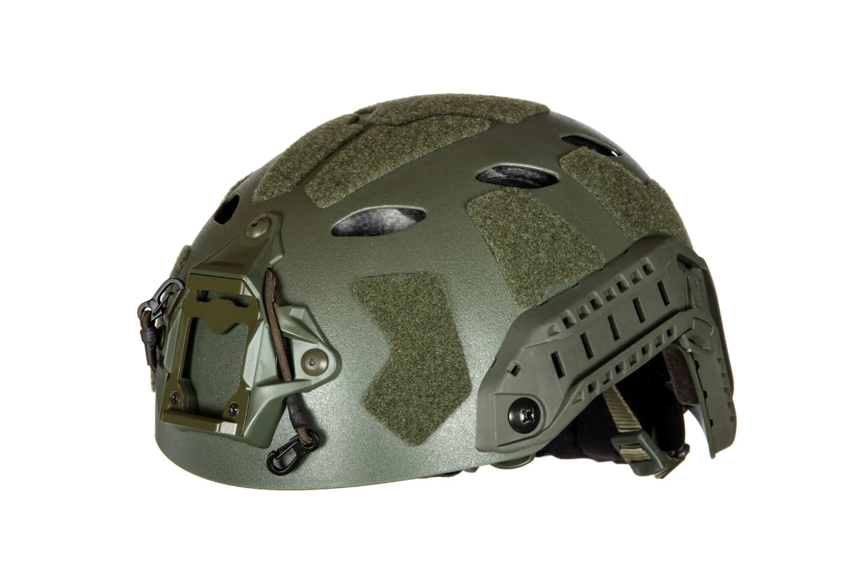 Olivgrüner taktischer Airsoft-Helm mit Klettflächen und Halterungsschiene für Zubehör.
