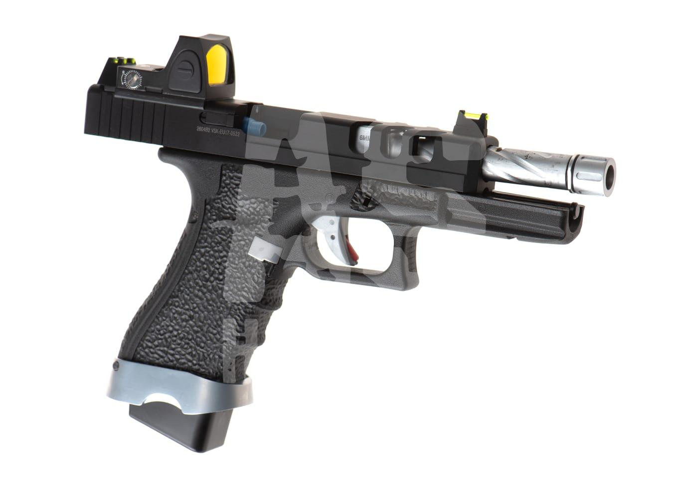 Airsoft-Pistole mit Optik und strukturiertem Griff, schwarze Schlitten und silberne Elemente.