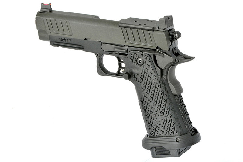 Schwarze Airsoft-Pistole im Profil, mit strukturiertem Griff und Visierung.