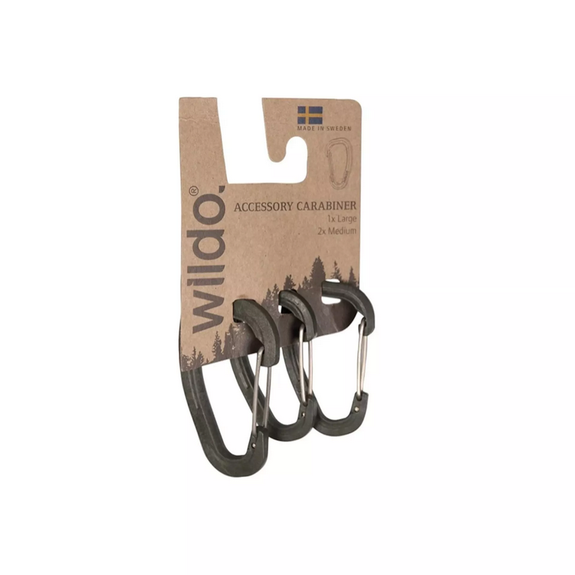 Wildo Zubehörkarabiner-Set, 1x groß, 2x mittel, schwarz, auf Karton im skandinavischen Design. Ideal für Outdoor-Aktivitäten.
