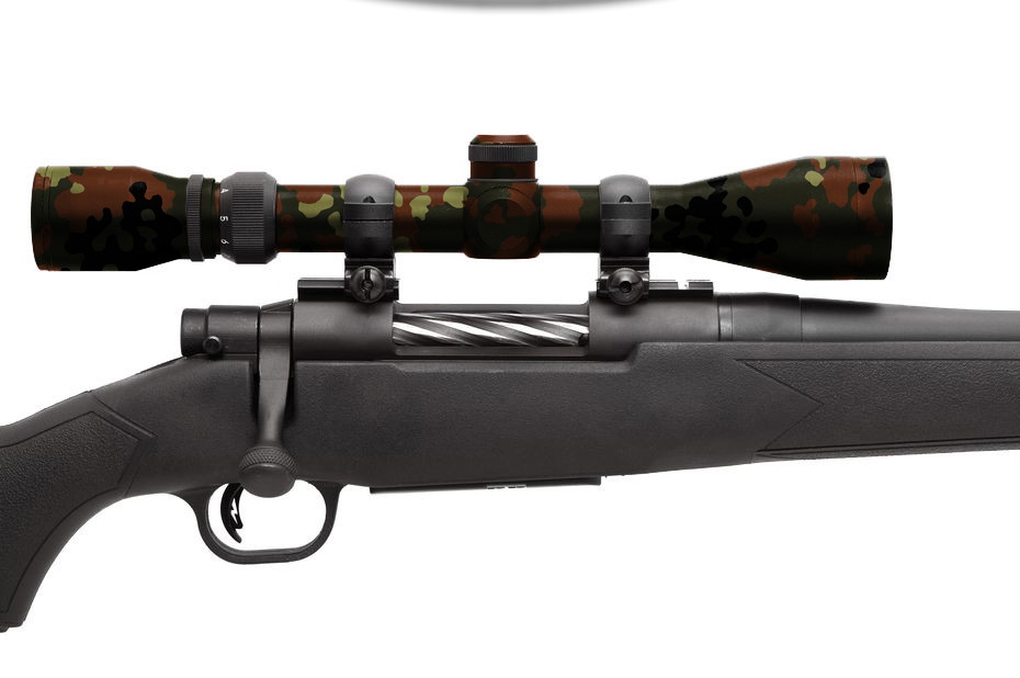 Airsoft-Gewehr mit schwarzem Schaft und tarnfarbenem Zielfernrohr.