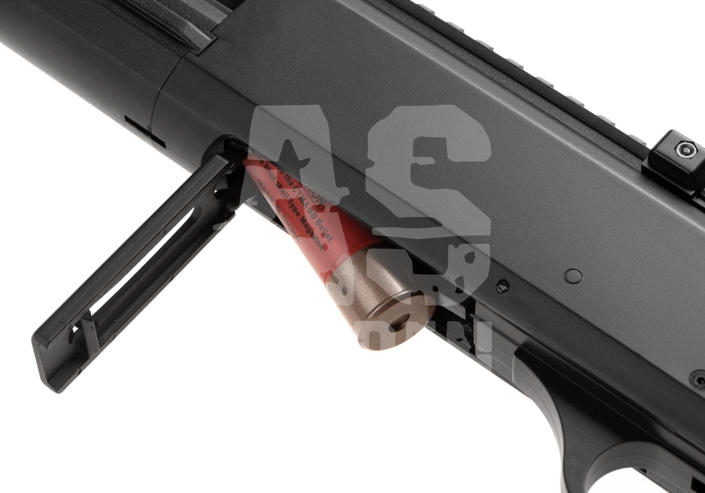 Cyma CM367 3-Shot Shotgun - ab 18 Jahren Airsoft-Schrotflinten-Replik mit roter Munitionshülse im Patronenauswurf.