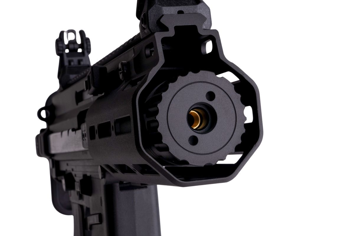 Archwick B&T APC9-K SD2 S GBB - ab 18 Jahren Nahaufnahme eines schwarzen Airsoft-Frontgriffs mit Mündungsbremse.