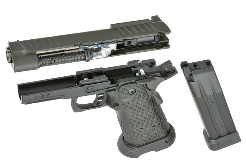 Zerlegte Airsoft-Pistole mit Schlitten, Griffstück und Magazin, seitliche Ansicht.