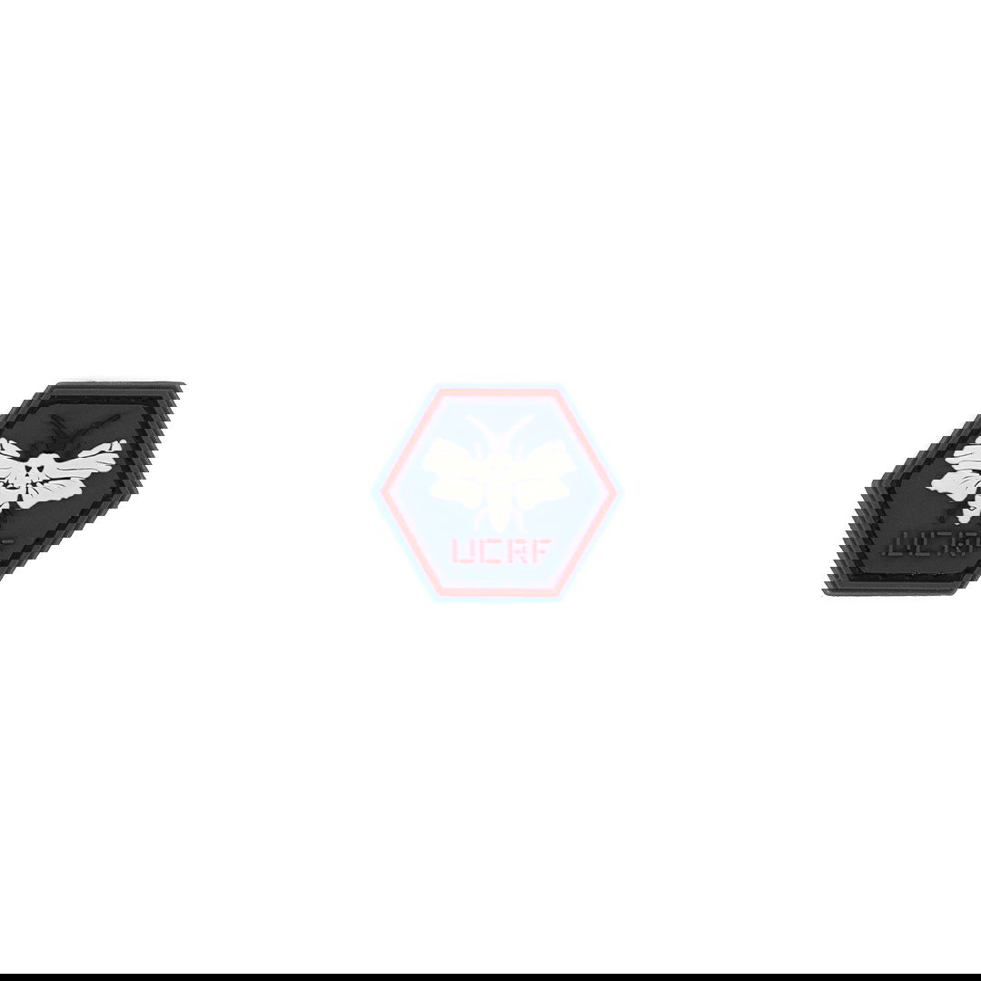 Sechseckiger Patch mit weißer Motte und rotem "UCRF"-Text auf blauem Hintergrund.