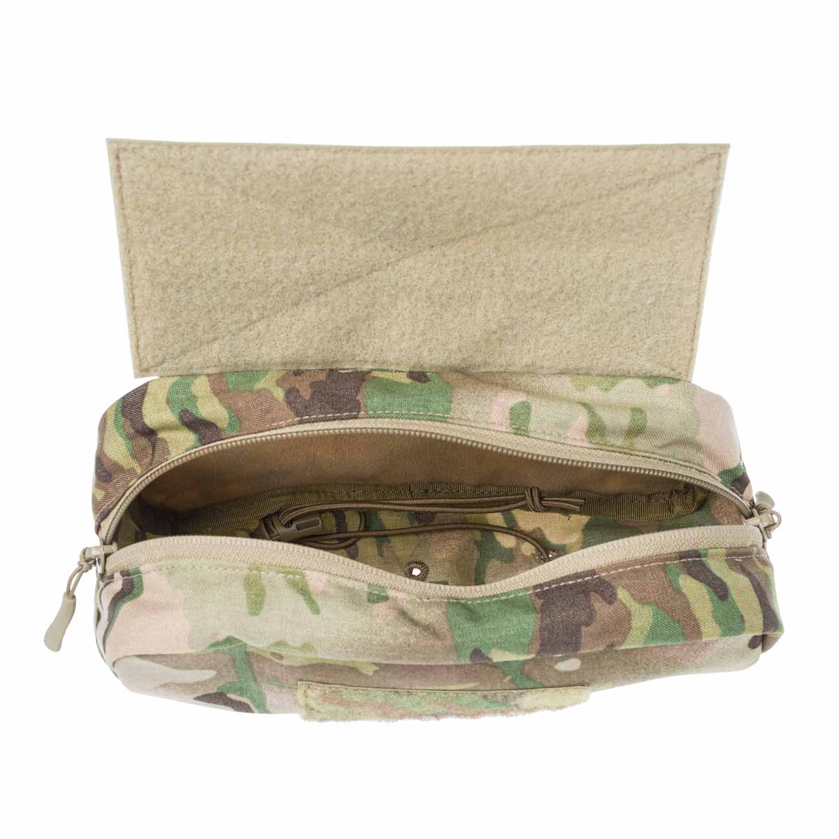 Tarnfarbene Airsoft-Tasche mit geöffnetem Hauptfach und Reißverschluss.