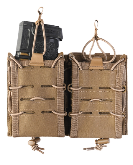 Taktische Doppeltasche in Coyote-Braun, eine mit eingesetztem Magazin. Ideal für Airsoft-Ausrüstung.