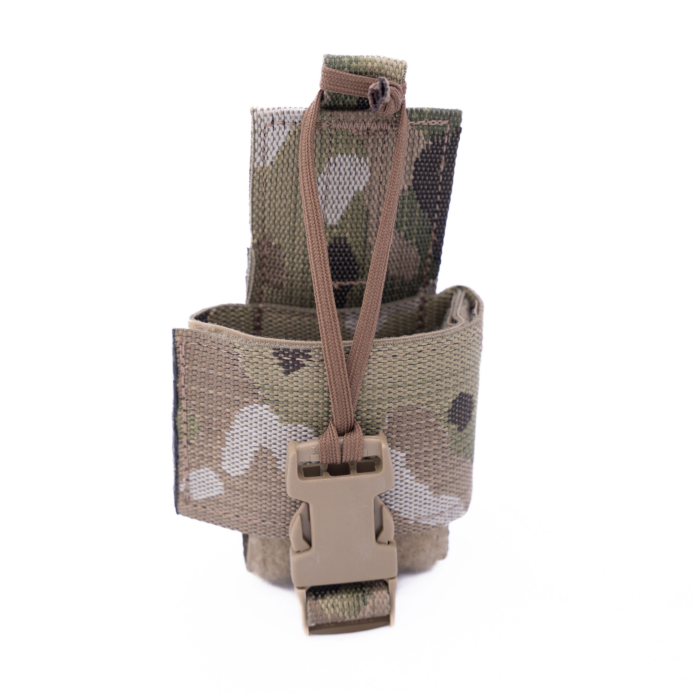 Tarnfarbenes Airsoft-Magazintasche mit Schnalle und Gummiband aus robustem Material.