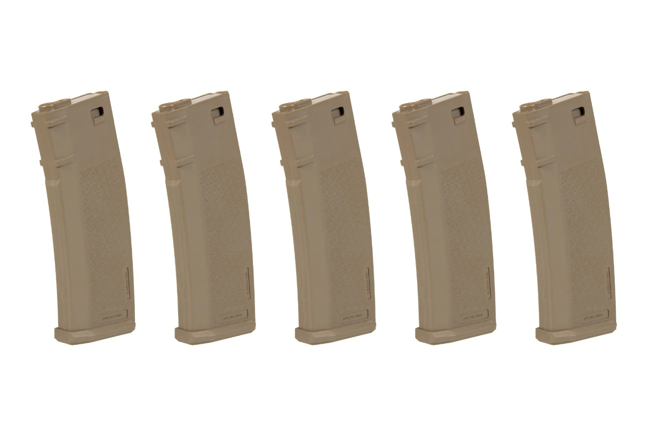 Fünf sandfarbene Airsoft-Magazine in einer Reihe, links zum rechten Rand absteigend.