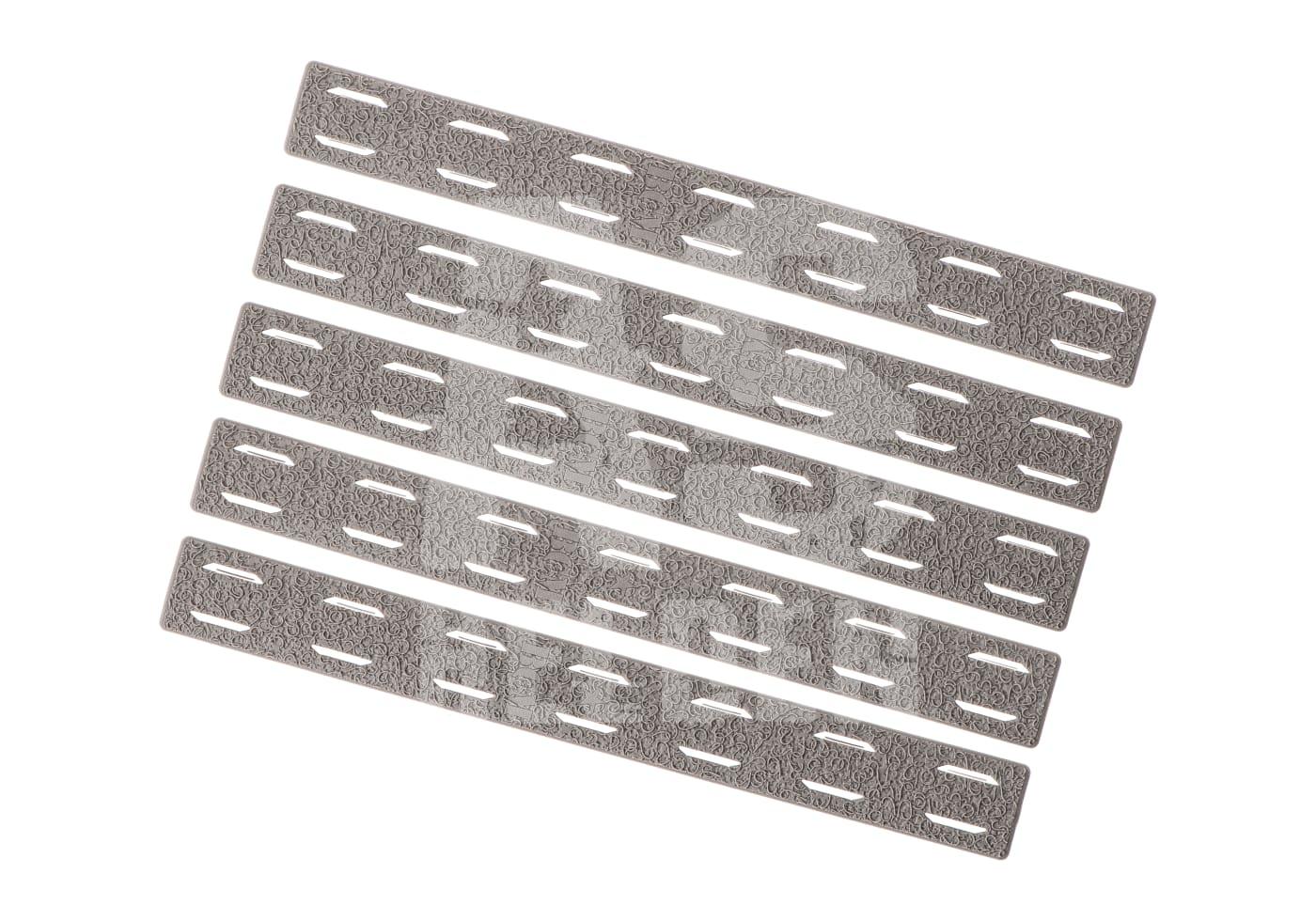 Fünf taktische Rail-Abdeckungen in Grau für Airsoft-Ausrüstung.