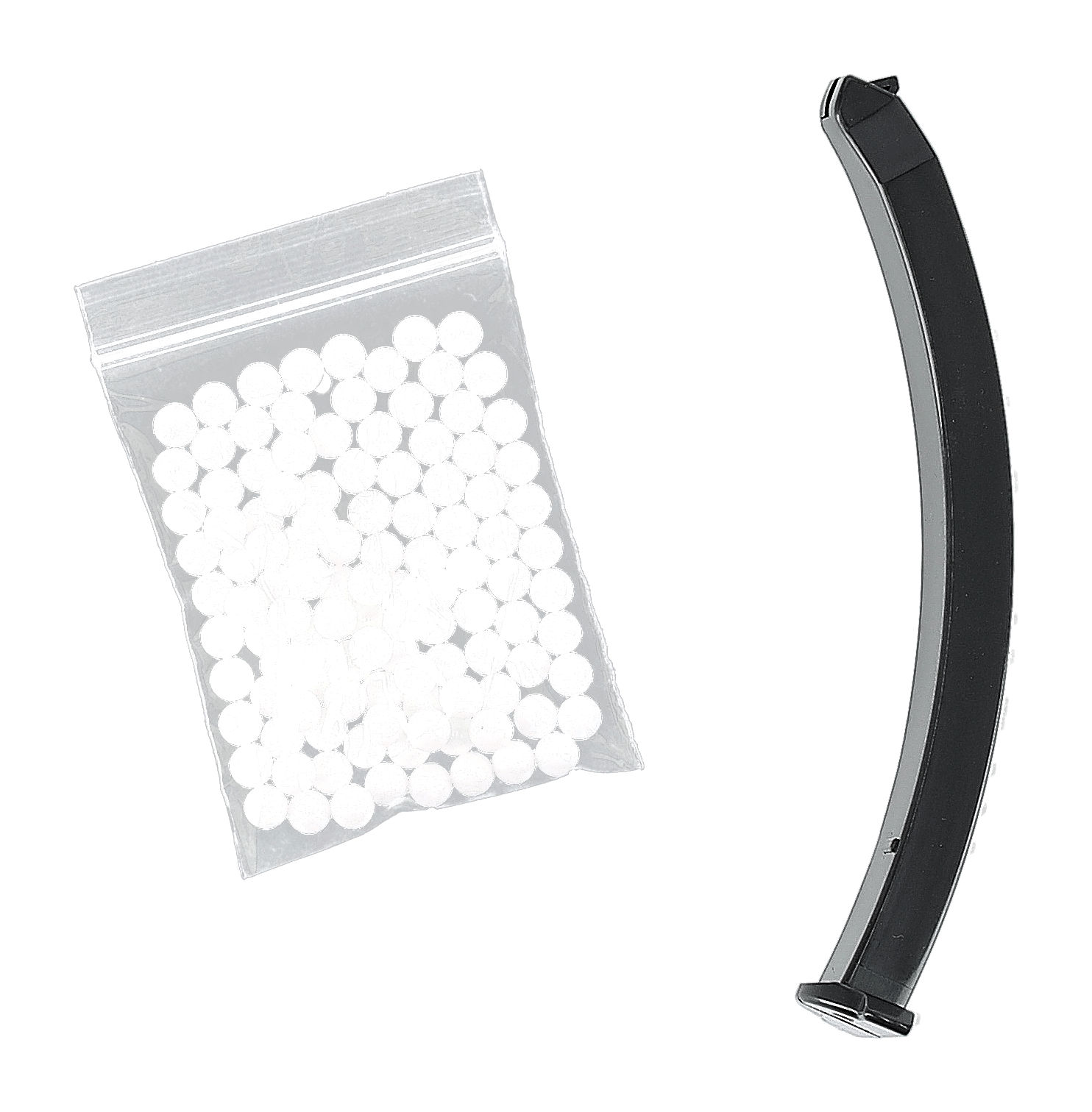 Airsoft-Magazin mit BBs in Plastiktüte, weißer Hintergrund.