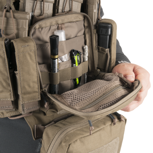 Training Mini Rig (TMR)® - Coyote Taktische Weste mit geöffnetem Klettverschlussfach, enthaltend Stifte, Batterien und weiteres Airsoft-Zubehör.